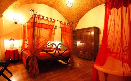 科里亞諾的住宿－Villa con Piscina，一间卧室,卧室内配有一张天蓬床