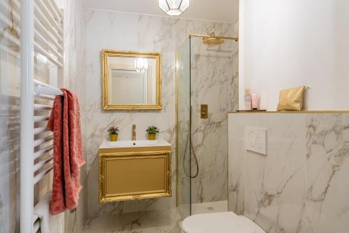 e bagno con doccia, servizi igienici e lavandino. di Maison Mirò with private parking a Lucca