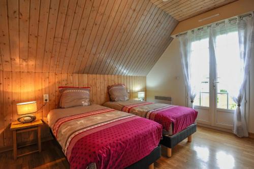 Un pat sau paturi într-o cameră la La rose des champs