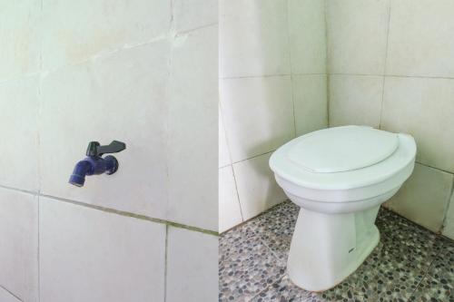 W pokoju znajduje się łazienka z białą toaletą. w obiekcie OYO 92908 Hotel Jayanni w mieście Labu Sumbawa