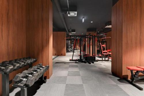 Fitness centrum a/nebo fitness zařízení v ubytování Hollywood Jacuzzi Suite by Downtown Apartments