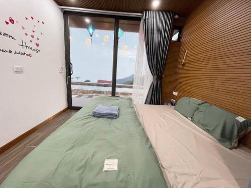 Cama o camas de una habitación en Nắng Homestay