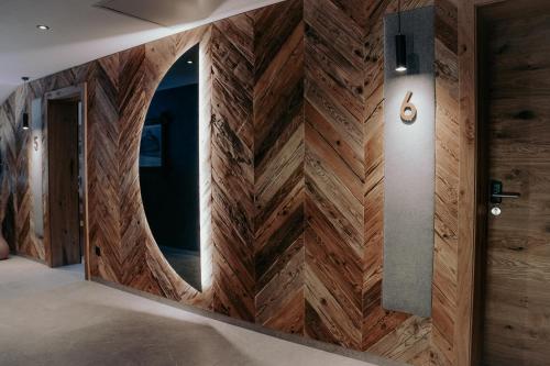 a room with a wooden wall with a circular pattern at Frühstückspension Friedheim in Filzmoos
