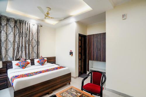 Schlafzimmer mit einem Bett und einem Schreibtisch in der Unterkunft FabHotel 17 Suites in Noida