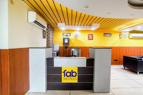 ein Fast-Food-Restaurant mit einer Küche mit gelben Wänden in der Unterkunft FabHotel 17 Suites in Noida