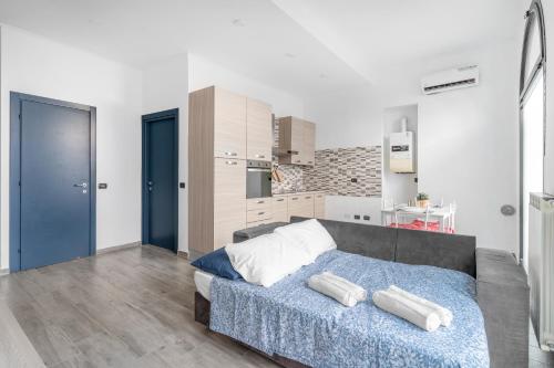 ein Wohnzimmer mit einem Bett und eine Küche in der Unterkunft OR34 Sesto San Giovanni- Bright House - in Sesto San Giovanni