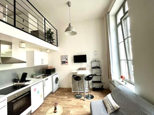 - une cuisine avec un canapé et une table dans une chambre dans l'établissement Très bel appartement à 2 pas du Théâtre Sébastopol, à Lille