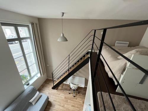 - une chambre avec un escalier, un lit et une fenêtre dans l'établissement Très bel appartement à 2 pas du Théâtre Sébastopol, à Lille