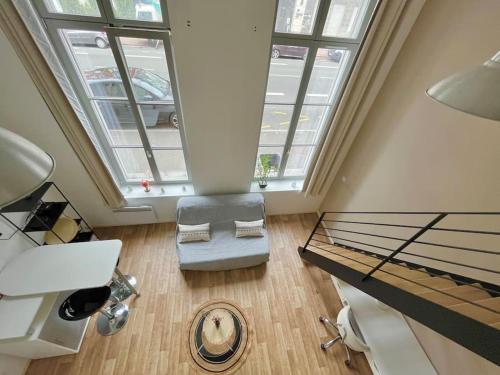 une chambre avec un lit et une fenêtre dans l'établissement Très bel appartement à 2 pas du Théâtre Sébastopol, à Lille