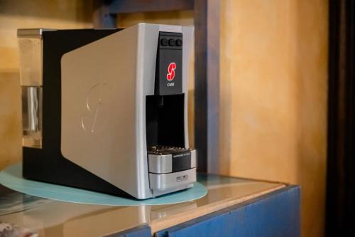 a microwave sitting on top of a shelf at Casa Vacanze Santa Clara in Orbetello