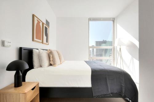 Postel nebo postele na pokoji v ubytování Hoboken 2BR w Doorman Gym WD nr shuttle NYC-717