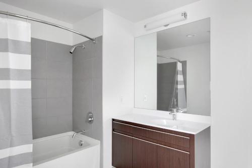 Koupelna v ubytování Hoboken 2BR w Doorman Gym WD nr shuttle NYC-717