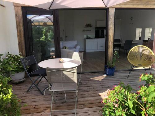 un patio con mesa y sillas en una terraza en Hameau de Chantelierre, en Éguilles