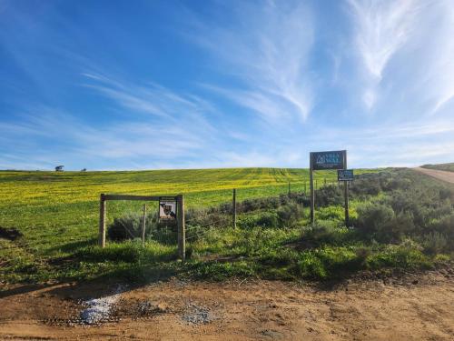 a sign on the side of a dirt road at Villa Wal Farmstay in Hartebeest Rivier