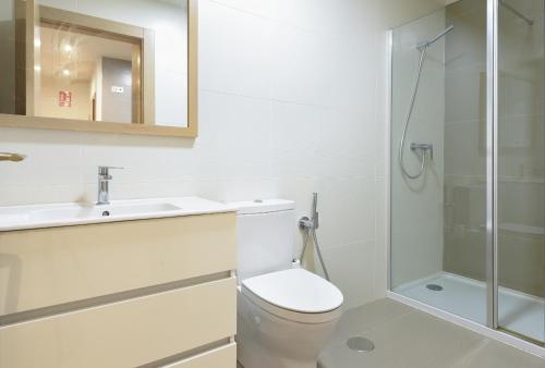 een badkamer met een toilet, een wastafel en een douche bij MyHouseSpain - La Merced apartment in Gijón