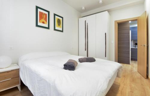 een witte slaapkamer met een groot wit bed. bij MyHouseSpain - La Merced apartment in Gijón