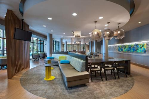 a lobby with a dining room with a table and chairs at Springhill Suites by Marriott Anaheim Maingate in Anaheim