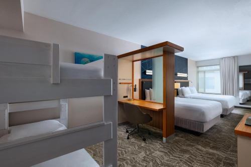 アナハイムにあるスプリングヒルスイーツ バイ マリオット アナハイムメインゲートのベッド2台とデスクが備わるホテルルームです。