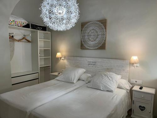 コルドバにあるAljara Mezquitaのベッドルーム(シャンデリア付きの白い大型ベッド1台付)