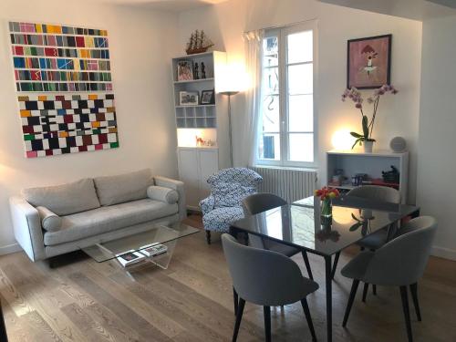 un salon avec un canapé, une table et des chaises dans l'établissement Superbe maison individuelle dans Paris, à Paris