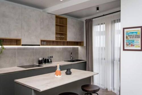 una cocina con una encimera con un jarrón. en New & Stylish 1 bedroom apartment near Fabrika, en Tiflis