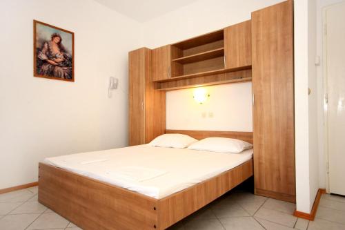 Ένα ή περισσότερα κρεβάτια σε δωμάτιο στο Apartments and rooms by the sea Pag - 3152