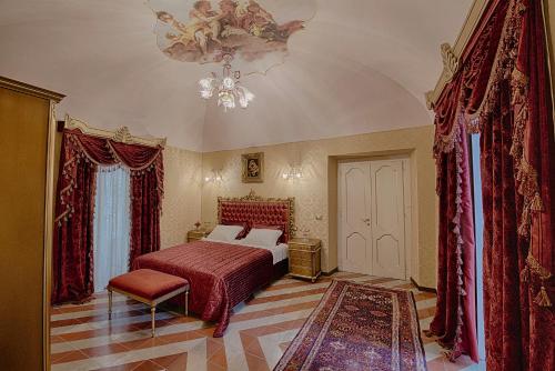 A bed or beds in a room at Palazzo Tilli