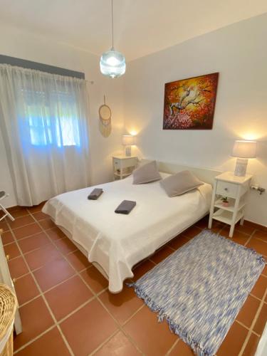 een slaapkamer met een groot wit bed in een kamer bij Tierra del Sur in Conil de la Frontera