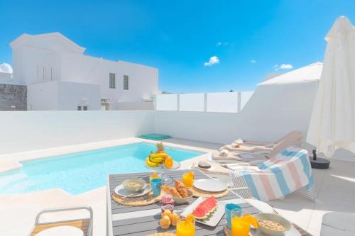 Casa Lolalo - Modern Villa with pool, 15min walk to Marina Rubicón