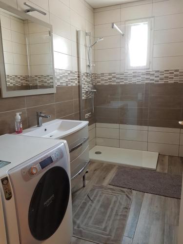 une salle de bain avec une douche, un lavabo et une baignoire dans l'établissement Appartement F4 à 8 min à pieds de la mer, à Canet