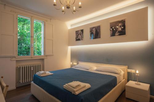 a bedroom with a bed with two towels on it at Locanda Dolcevita in Dozza