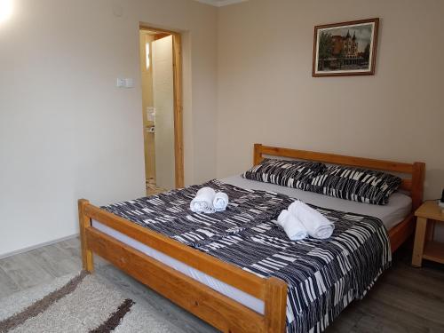 ein Schlafzimmer mit einem Bett mit zwei Handtüchern darauf in der Unterkunft Etno Dušnik 