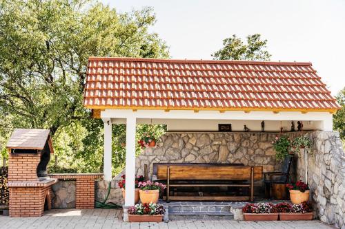 Το κτήριο όπου στεγάζεται  το διαμέρισμα