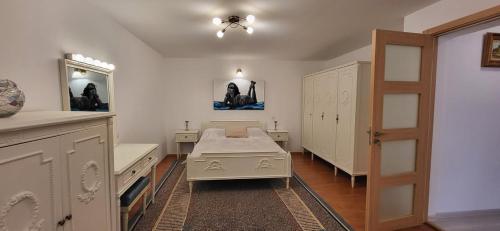 布加勒斯特的住宿－Cotroceni Accommodations Upstairs，白色的客房配有床和镜子