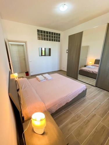 um quarto com uma cama e uma mesa com um candeeiro em Villa Cecita Holiday em Sellia Marina