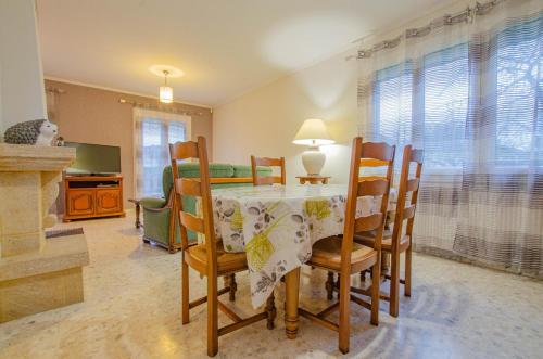 une salle à manger avec une table et quelques chaises dans l'établissement Gîte 10G263, à Arcis-sur-Aube