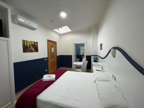 Habitación con cama y silla. en hotel tiffany, en Varcaturo