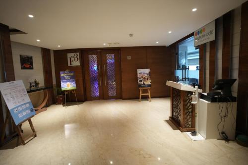 Radisson Udaipurにあるテレビまたはエンターテインメントセンター
