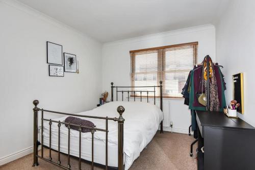 um quarto com uma cama e uma janela em Reading Central Apartment em Reading