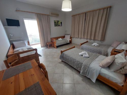 salon z 2 łóżkami i kanapą w obiekcie Zagas Hotel Ξενοδοχειο Ζάγκας w mieście Rovies