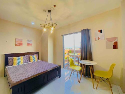 - une chambre avec un lit, une table et des chaises dans l'établissement CityCenter Queen-Bed Room w Panoramic Skyline View, à Naga