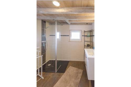 ein Bad mit einer Dusche und einem Waschbecken in der Unterkunft Le clos des berdins 