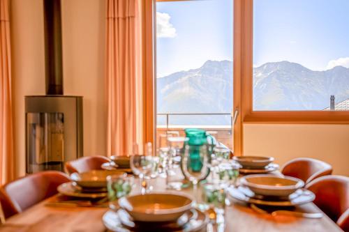 a dining table with a view of a mountain at Vieux Valais BeeValais 1 in Riederalp