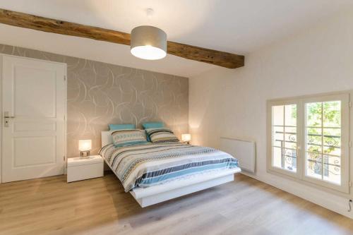ein Schlafzimmer mit einem Bett mit blauen Kissen darauf in der Unterkunft Au phil de lo in Dolancourt