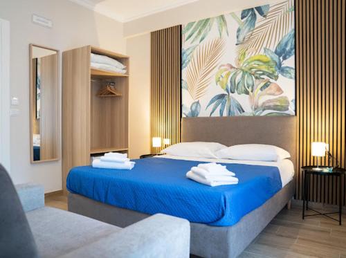 Un dormitorio con una cama azul con toallas. en My Home Catania Rooms, en Catania
