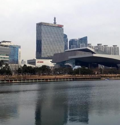 uitzicht op een stad met een rivier en gebouwen bij Hero Guest Room in Busan