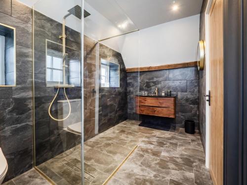 ein Bad mit einer Dusche und einem Waschbecken in der Unterkunft The Stag, Oak Room in Salhouse