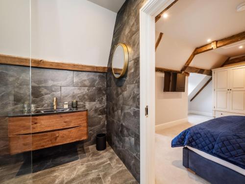 ein Bad mit einer Dusche, einem Waschbecken und einem Bett in der Unterkunft The Stag, Oak Room in Salhouse