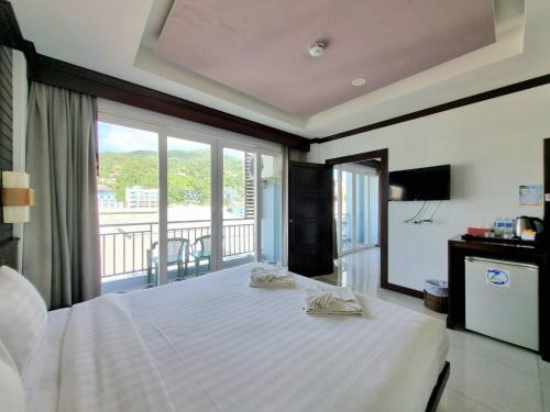 Postel nebo postele na pokoji v ubytování 77 Patong Hotel & Spa