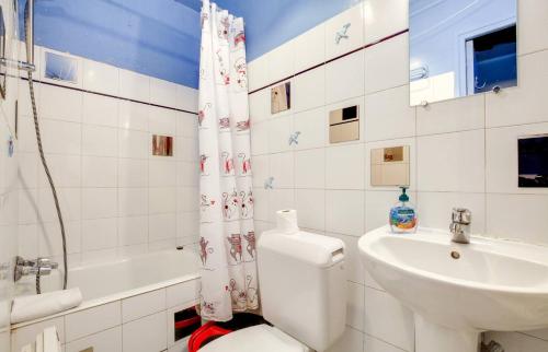 une salle de bain avec toilettes, lavabo et douche dans l'établissement Lavie maison - Comfortable studio near the Marais, à Paris